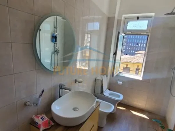 Tirane, jepet me qera apartament 2+1+Ballkon Kati 4, 101 m² 600 € (Rruga e Saraceve)