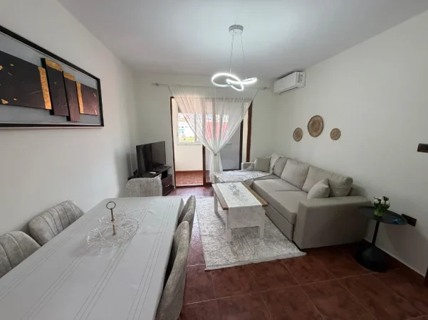 Tirane, jepet me qera apartament 1+1+Aneks+Ballkon Kati 4, 70 m² 450 € (rruga ali demi)
