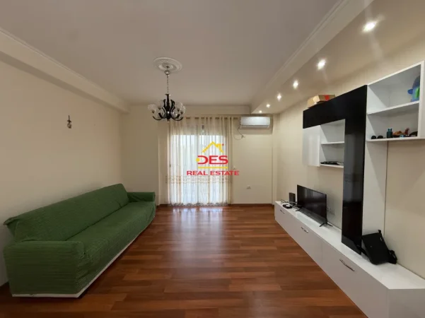 Vlore, jepet me qera apartament 2+1+Ballkon Kati 3, 90 m² 650 € (Lungomare)