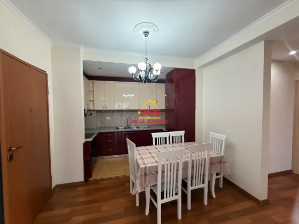 Vlore, jepet me qera apartament 2+1+Ballkon Kati 3, 90 m² 650 € (Lungomare)