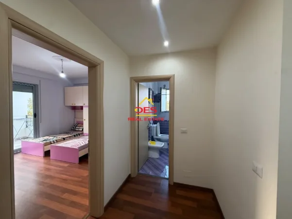 Vlore, jepet me qera apartament 2+1+Ballkon Kati 3, 90 m² 650 € (Lungomare)