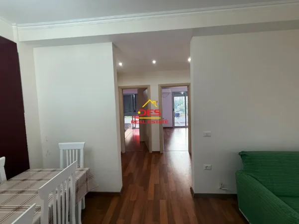 Vlore, jepet me qera apartament 2+1+Ballkon Kati 3, 90 m² 650 € (Lungomare)