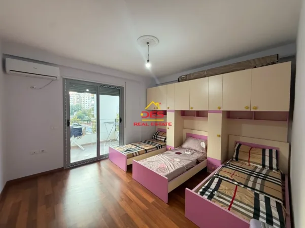 Vlore, jepet me qera apartament 2+1+Ballkon Kati 3, 90 m² 650 € (Lungomare)