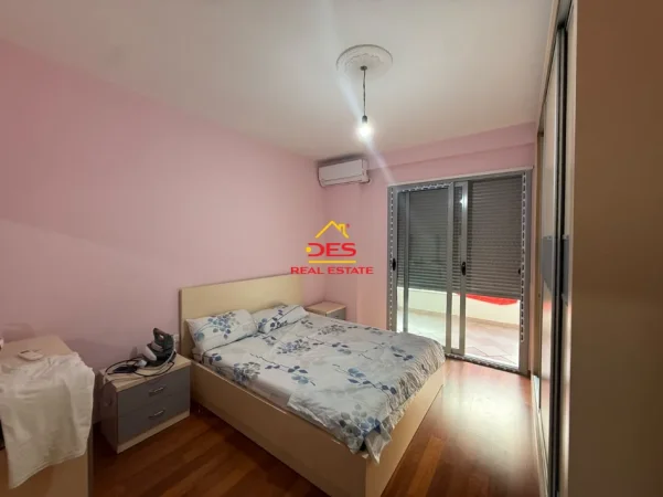 Vlore, jepet me qera apartament 2+1+Ballkon Kati 3, 90 m² 650 € (Lungomare)