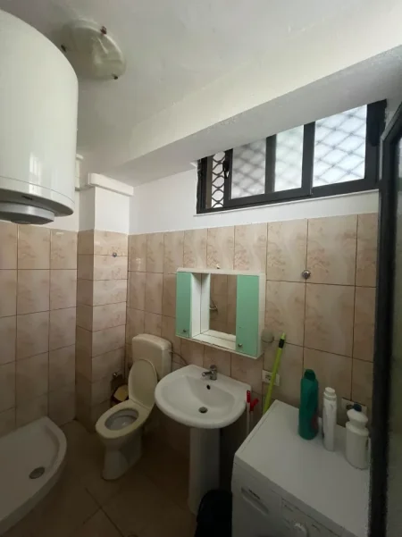 Tirane, jepet me qera apartament 1+1 Kati 1, 40 m² 350 € (Rruga Naim Frashri)