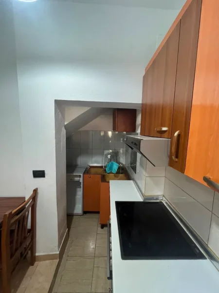 Tirane, jepet me qera apartament 1+1 Kati 1, 40 m² 350 € (Rruga Naim Frashri)