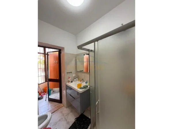 Tirane, jepet me qera apartament 1+1+Ballkon Kati 1, 55 m² 550 € (Laprake)