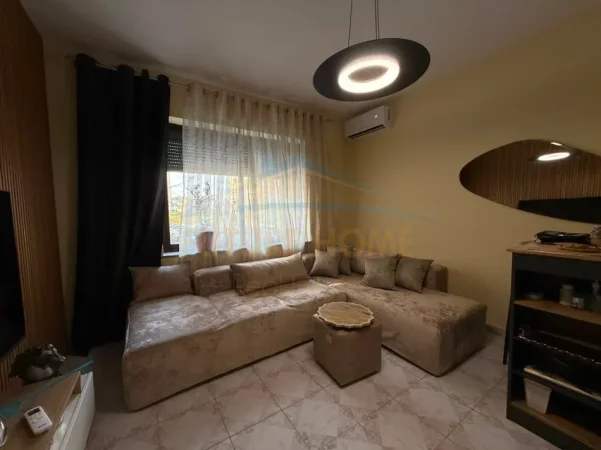 Tirane, jepet me qera apartament 1+1+Ballkon Kati 1, 55 m² 550 € (Laprake)