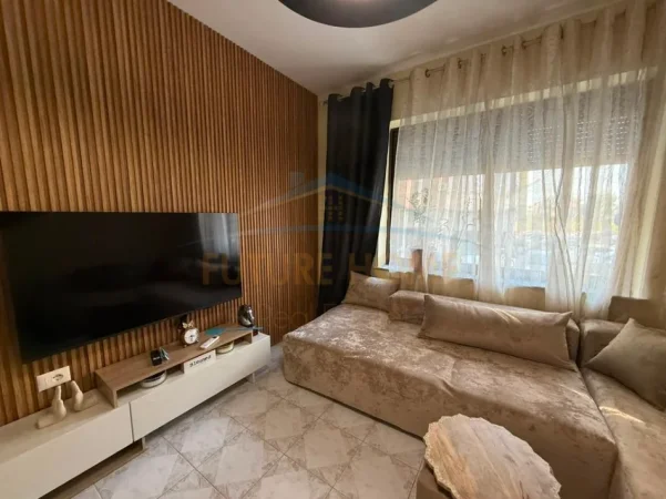 Tirane, jepet me qera apartament 1+1+Ballkon Kati 1, 55 m² 550 € (Laprake)