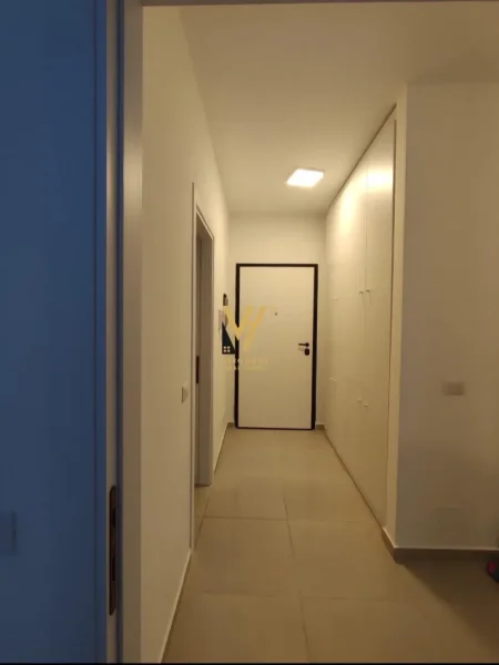 Tirane, jepet me qera apartament 1+1+Ballkon Kati 8, 65 m² 520 € (UNAZA E RE)