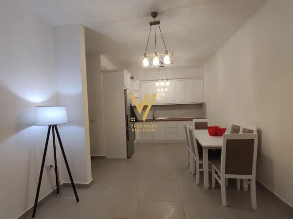 Tirane, jepet me qera apartament 1+1+Ballkon Kati 8, 65 m² 520 € (UNAZA E RE)