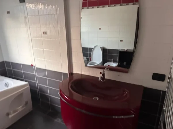 Tirane, jepet me qera apartament 1+1 Kati 4, 70 m² 450 € (5 Maji)