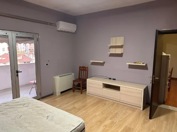 Tirane, jepet me qera apartament 1+1 Kati 4, 70 m² 450 € (5 Maji)