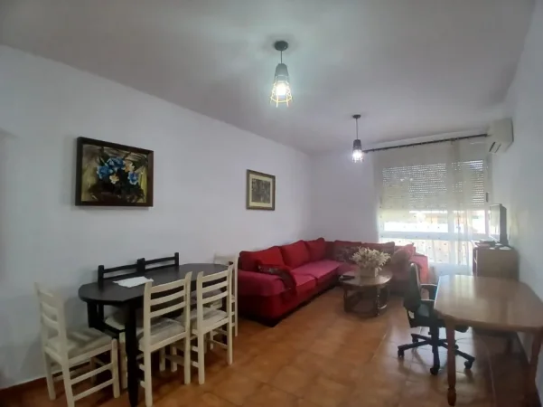 Tirane, jepet me qera apartament 1+1 Kati 4, 60 m² 450 € (Pazari i Ri prane Zyres se Punes)