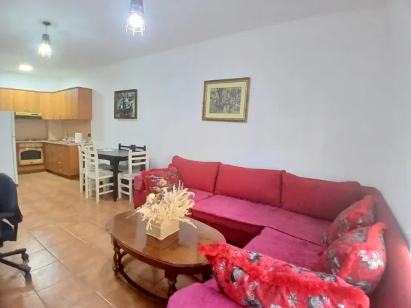 Tirane, jepet me qera apartament 1+1 Kati 4, 60 m² 450 € (Pazari i Ri prane Zyres se Punes)