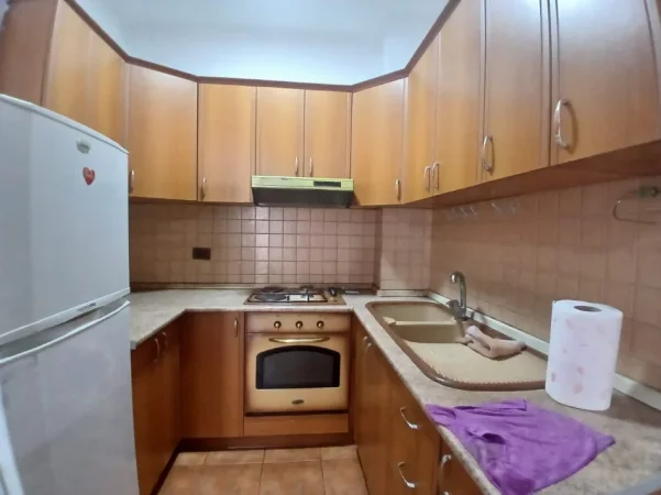 Tirane, jepet me qera apartament 1+1 Kati 4, 60 m² 450 € (Pazari i Ri prane Zyres se Punes)