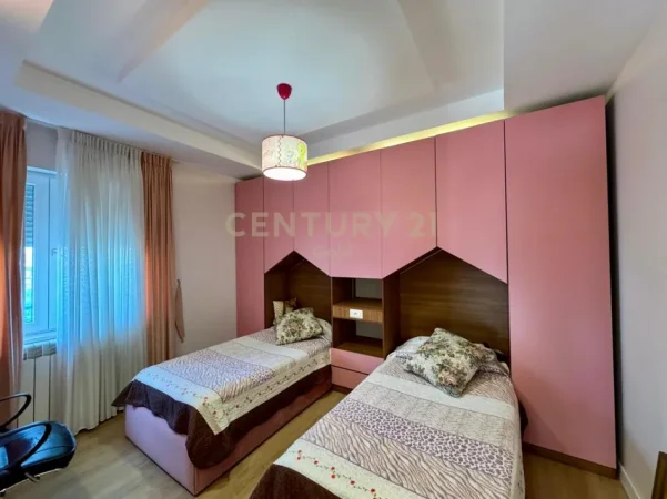 Tirane, jepet me qera apartament+verande | Penthouse 2+1 Kati 6, 198 m² 870 € 