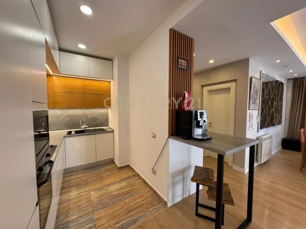 Tirane, jepet me qera apartament+verande | Penthouse 2+1 Kati 6, 198 m² 870 € 