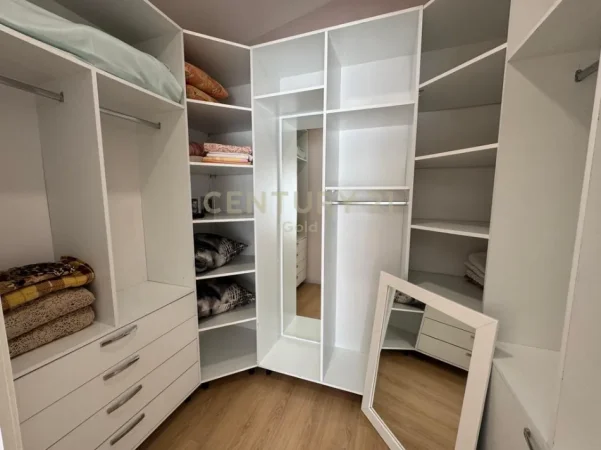 Tirane, jepet me qera apartament+verande | Penthouse 2+1 Kati 6, 198 m² 870 € 