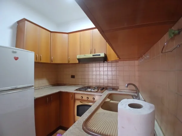 Tirane, jepet me qera apartament 1+1 Kati 4, 60 m² 450 € (Pazari i Ri prane Zyres se Punes)