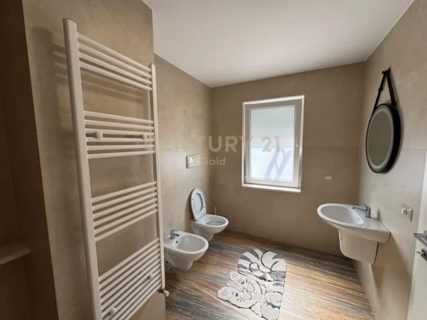 Tirane, jepet me qera apartament+verande | Penthouse 2+1 Kati 6, 198 m² 870 € 