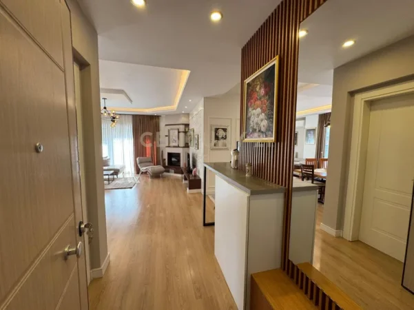 Tirane, jepet me qera apartament+verande | Penthouse 2+1 Kati 6, 198 m² 870 € 