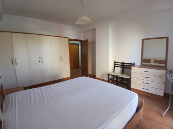 Tirane, jepet me qera apartament 1+1 Kati 4, 60 m² 450 € (Pazari i Ri prane Zyres se Punes)