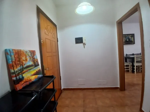Tirane, jepet me qera apartament 1+1 Kati 4, 60 m² 450 € (Pazari i Ri prane Zyres se Punes)