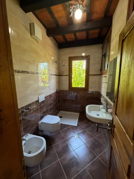 Tirane, shitet truall , 852 m² (Ndroq)