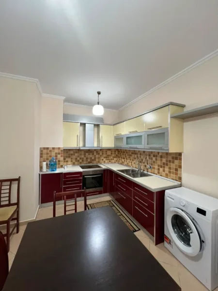 Tirane, jepet me qera apartament 1+1 Kati 3, 119 m² (Ali Demi)