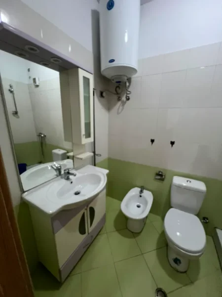 Tirane, jepet me qera apartament 1+1 Kati 3, 119 m² (Ali Demi)