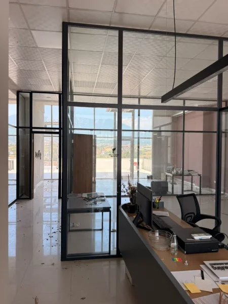 Tirane, jepet me qera zyre Kati 2, 240 m² 2.000 € (SAUK)