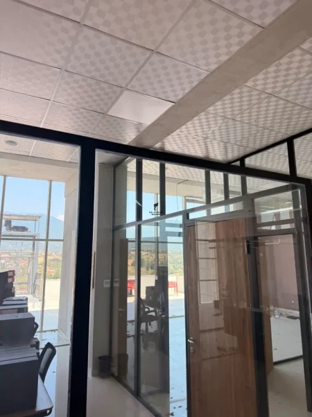 Tirane, jepet me qera zyre Kati 2, 240 m² 2.000 € (SAUK)