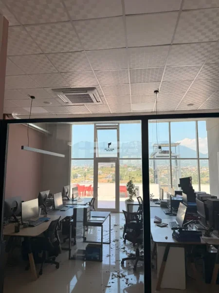 Tirane, jepet me qera zyre Kati 2, 240 m² 2.000 € (SAUK)