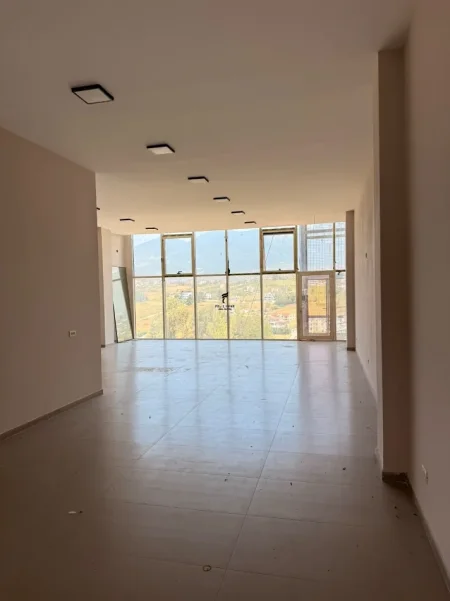 Tirane, jepet me qera zyre Kati 1, 120 m² 1.700 € (SAUK)