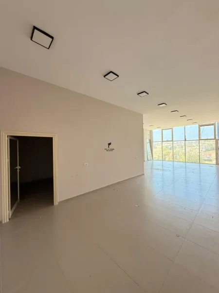 Tirane, jepet me qera zyre Kati 1, 120 m² 1.700 € (SAUK)