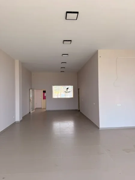 Tirane, jepet me qera zyre Kati 1, 120 m² 1.700 € (SAUK)