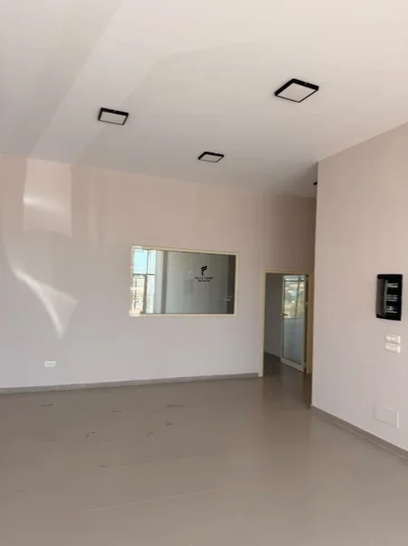 Tirane, jepet me qera zyre Kati 1, 120 m² 1.700 € (SAUK)