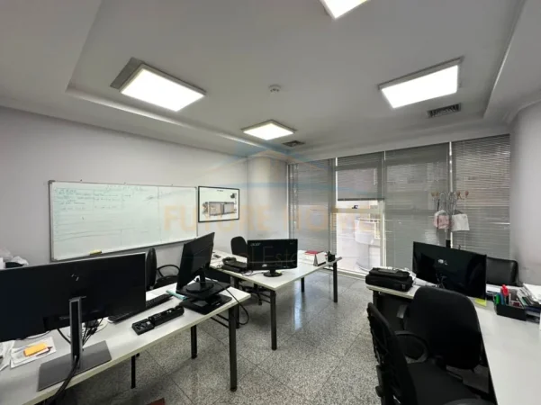 Tirane, jepet me qera ambjent biznesi Kati 3, 248 m² 4.300 € (Sky Tower)