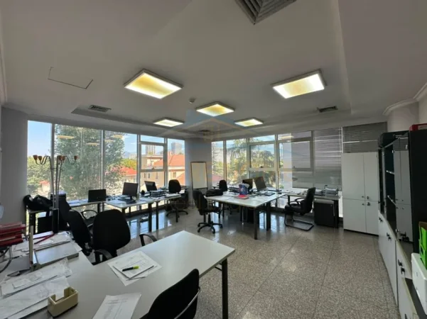 Tirane, jepet me qera ambjent biznesi Kati 3, 248 m² 4.300 € (Sky Tower)