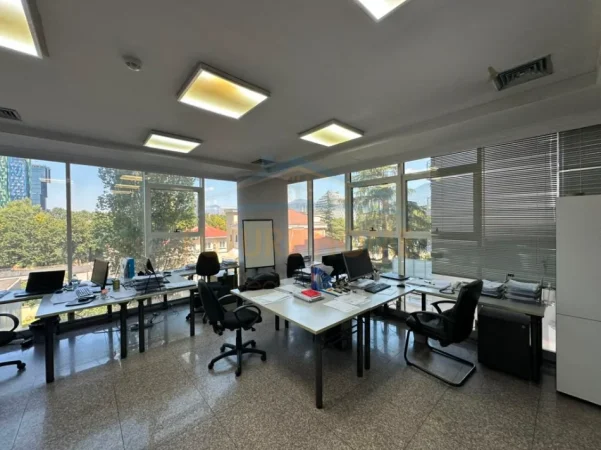 Tirane, jepet me qera ambjent biznesi Kati 3, 248 m² 4.300 € (Sky Tower)