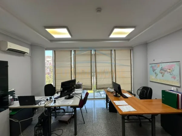 Tirane, jepet me qera ambjent biznesi Kati 3, 248 m² 4.300 € (Sky Tower)
