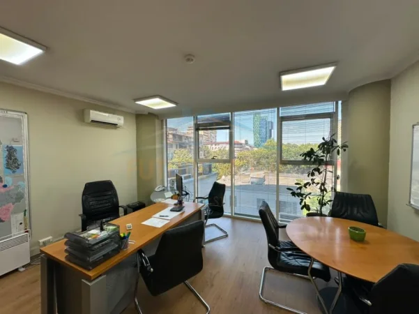 Tirane, jepet me qera ambjent biznesi Kati 3, 248 m² 4.300 € (Sky Tower)