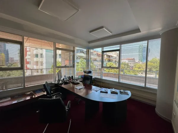 Tirane, jepet me qera ambjent biznesi Kati 3, 248 m² 4.300 € (Sky Tower)