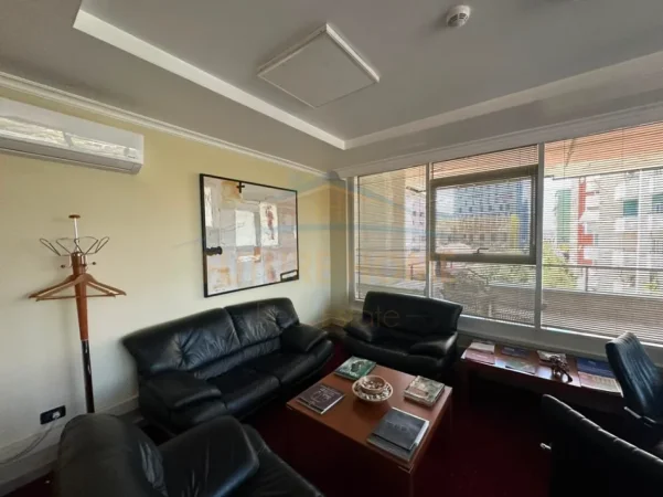 Tirane, jepet me qera ambjent biznesi Kati 3, 248 m² 4.300 € (Sky Tower)