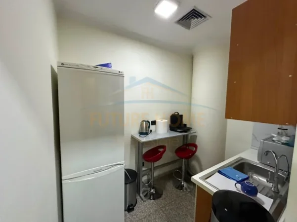 Tirane, jepet me qera ambjent biznesi Kati 3, 248 m² 4.300 € (Sky Tower)