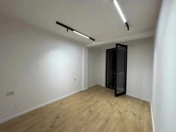 Tirane, jepet me qera ambjent biznesi Kati 12, 94 m² 900 € (rruga e durresit , prokuroria)
