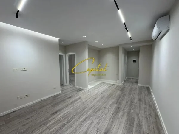 Tirane, jepet me qera ambjent biznesi Kati 12, 200 m² 1.900 € (GOLDEN TOWER RESIDENCE)