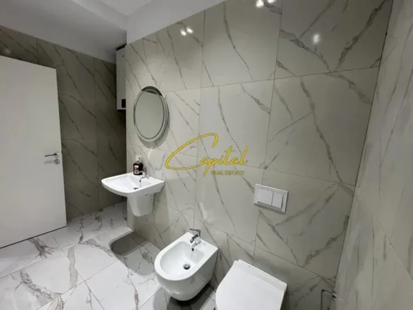Tirane, jepet me qera ambjent biznesi Kati 12, 200 m² 1.900 € (GOLDEN TOWER RESIDENCE)
