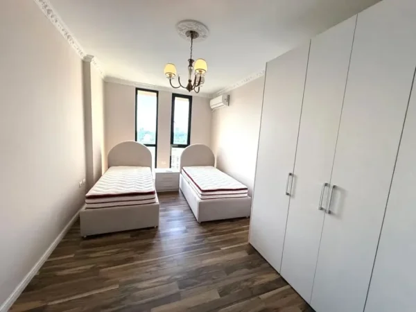Tirane, shitet apartament 2+1 Kati 2, 124 m² 299.998 € (Liqeni Thate, prane Spitalit te Kafsheve)